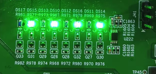 Q31点亮时的DDR5状态LED